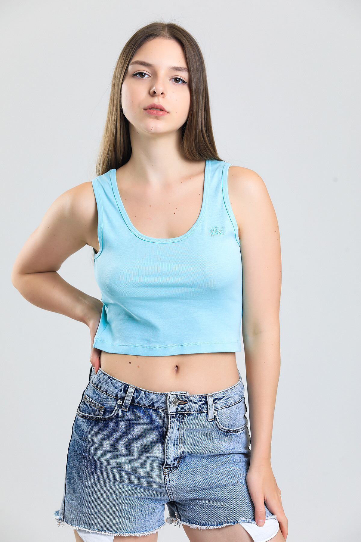 Askılı Nakış Detaylı Crop Bluz
