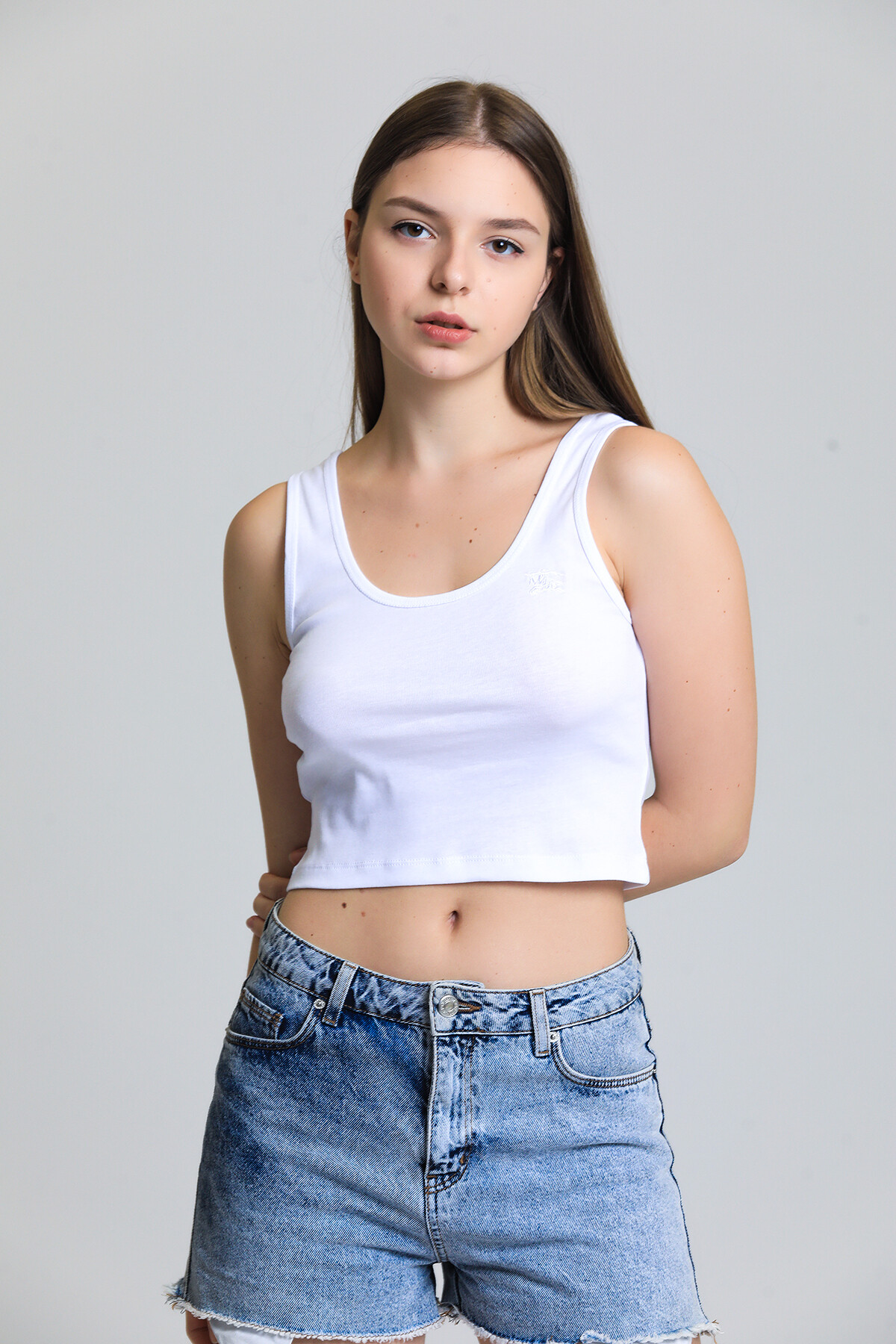Askılı Nakış Detaylı Crop Bluz