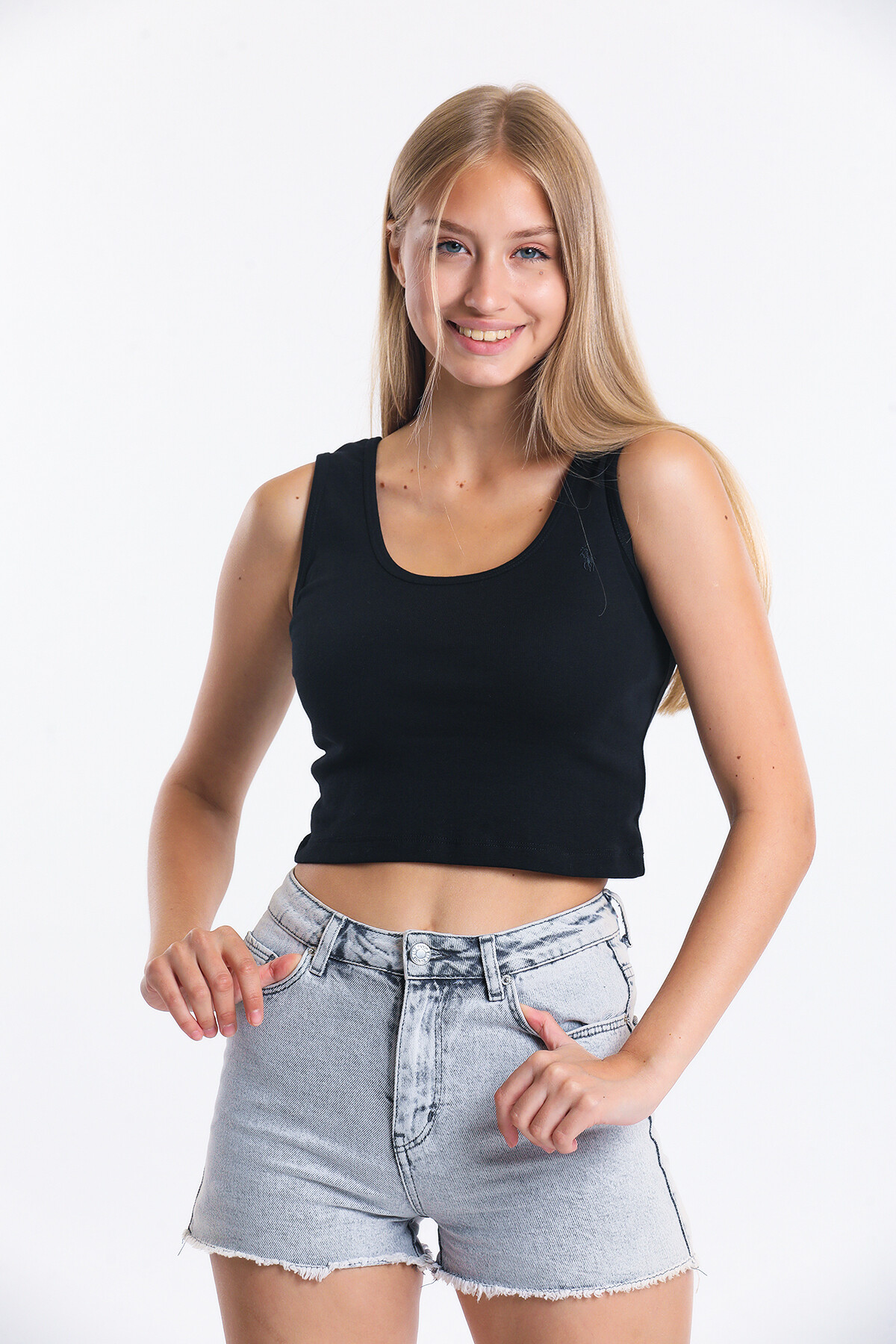 Askılı Nakış Detaylı Crop Bluz