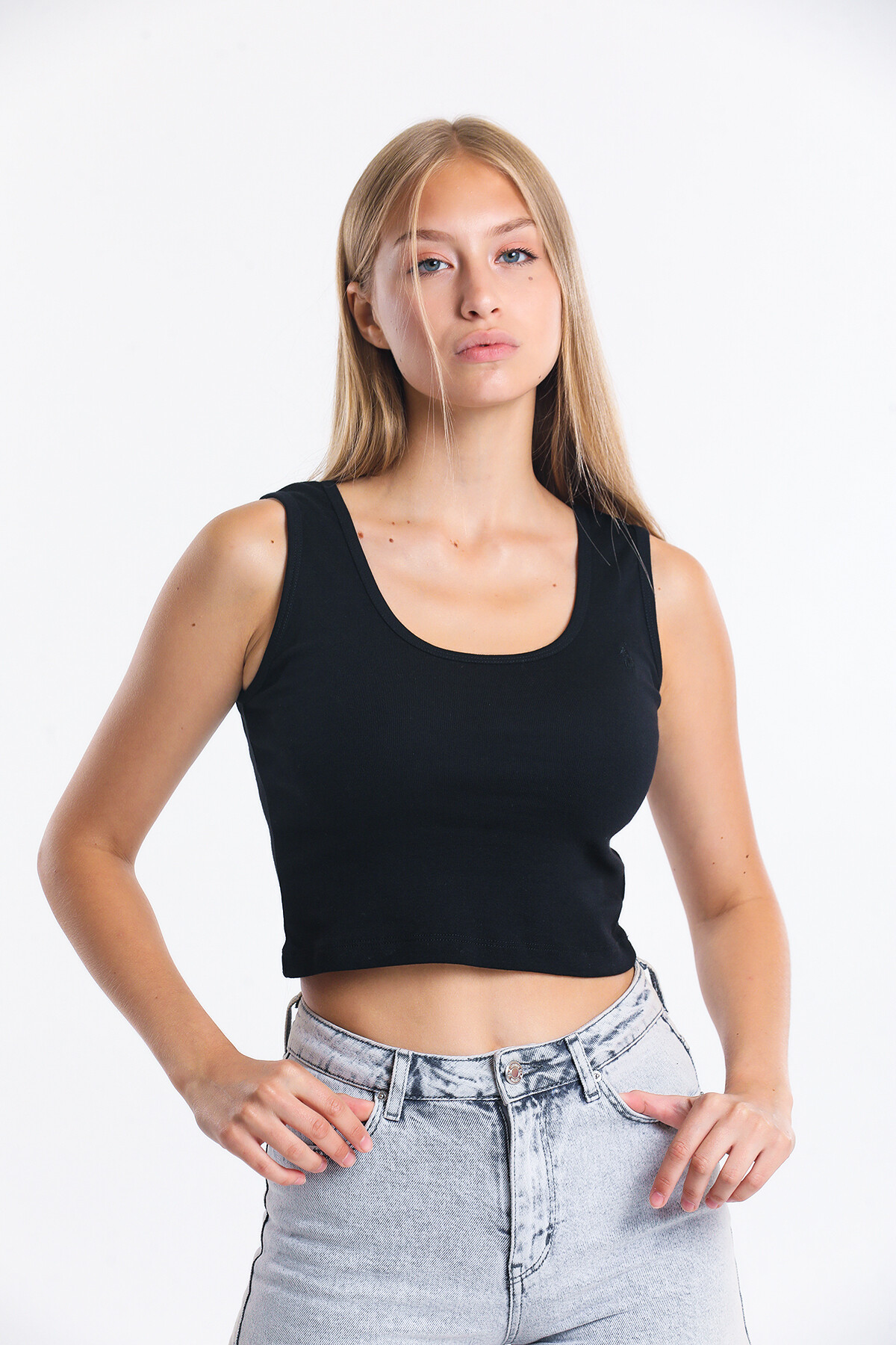 Askılı Nakış Detaylı Crop Bluz