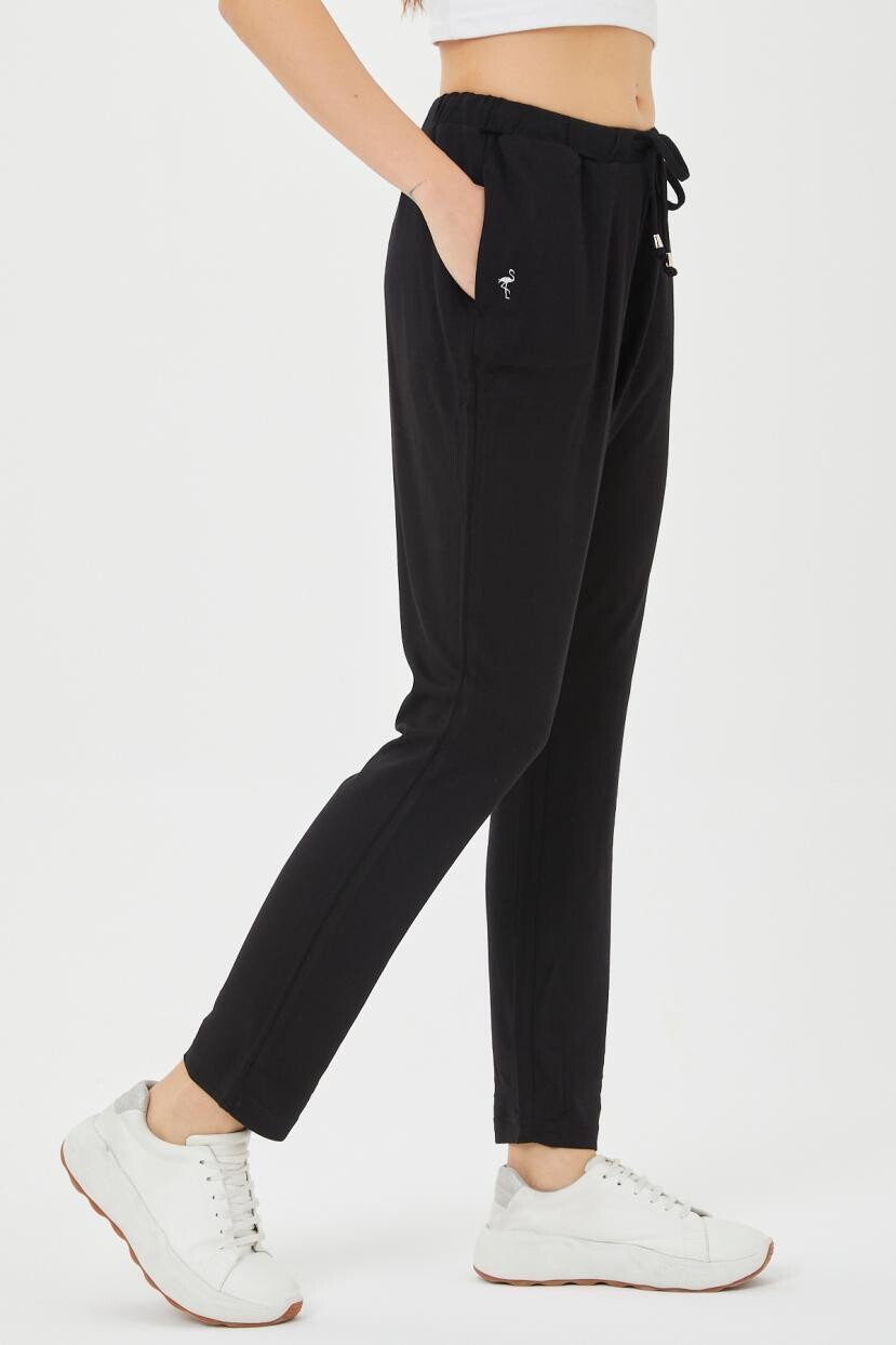 Beli Lastikli Bağcıklı Nakış Detaylı Cepli Alt Eşofman