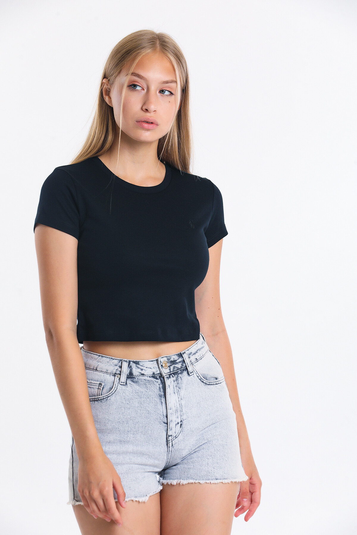 Bisiklet Yaka Nakış Detaylı Crop Bluz