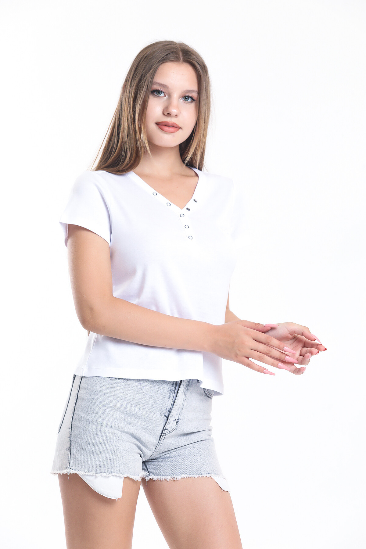 Yakası Çıtçıtlı Nakış Detaylı Tişört