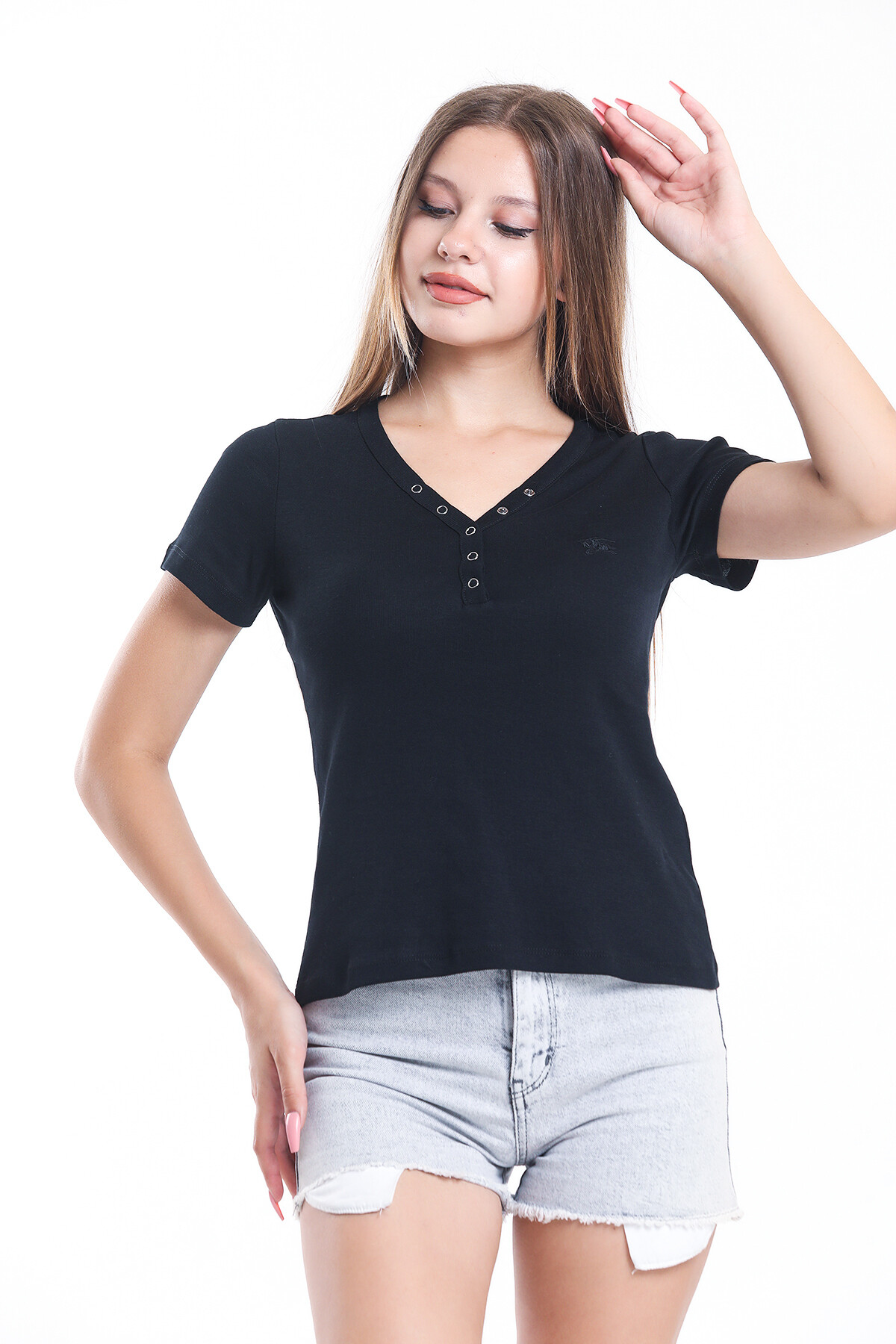 Yakası Çıtçıtlı Nakış Detaylı Tişört