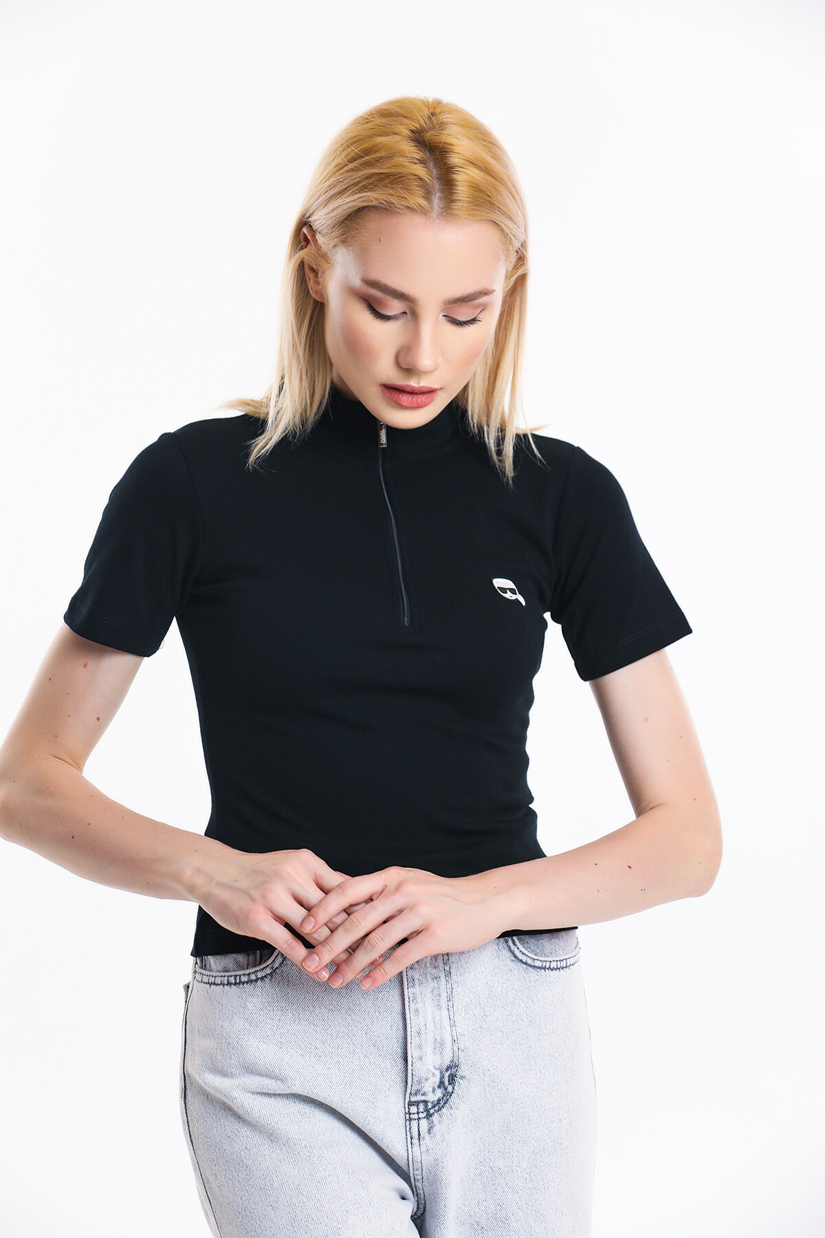 Yakası Fermuarlı Armalı Bluz