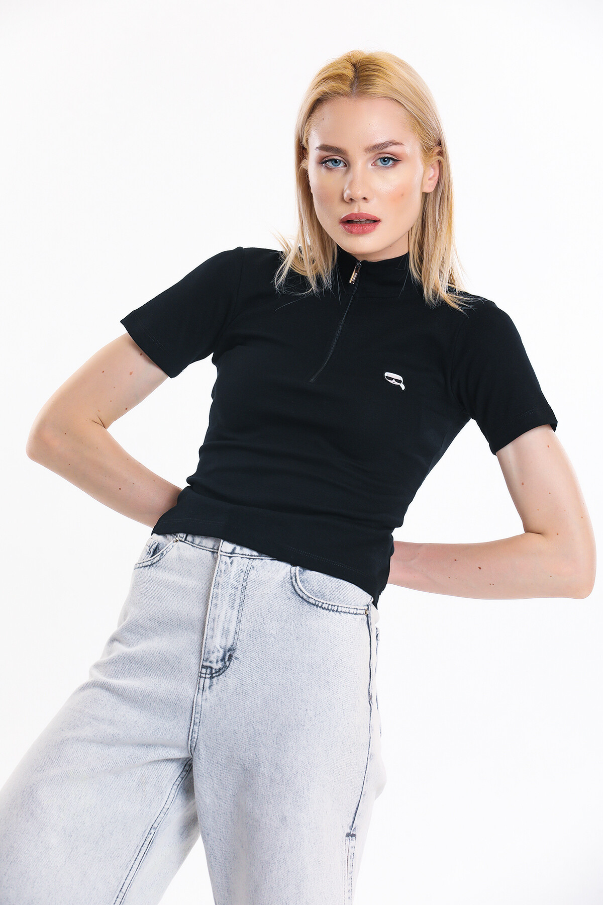 Yakası Fermuarlı Armalı Bluz