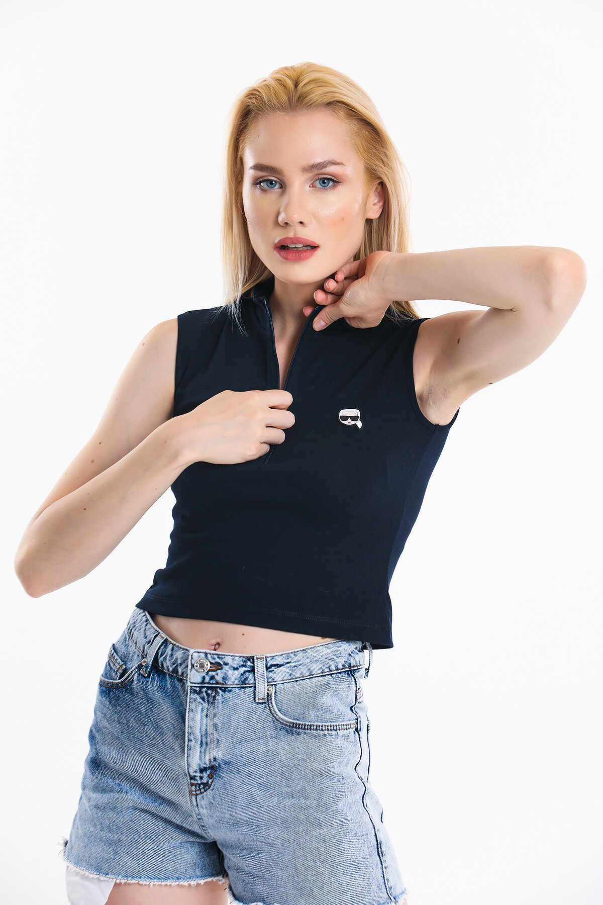 Yakası Fermuarlı Armalı Kolsuz Bluz