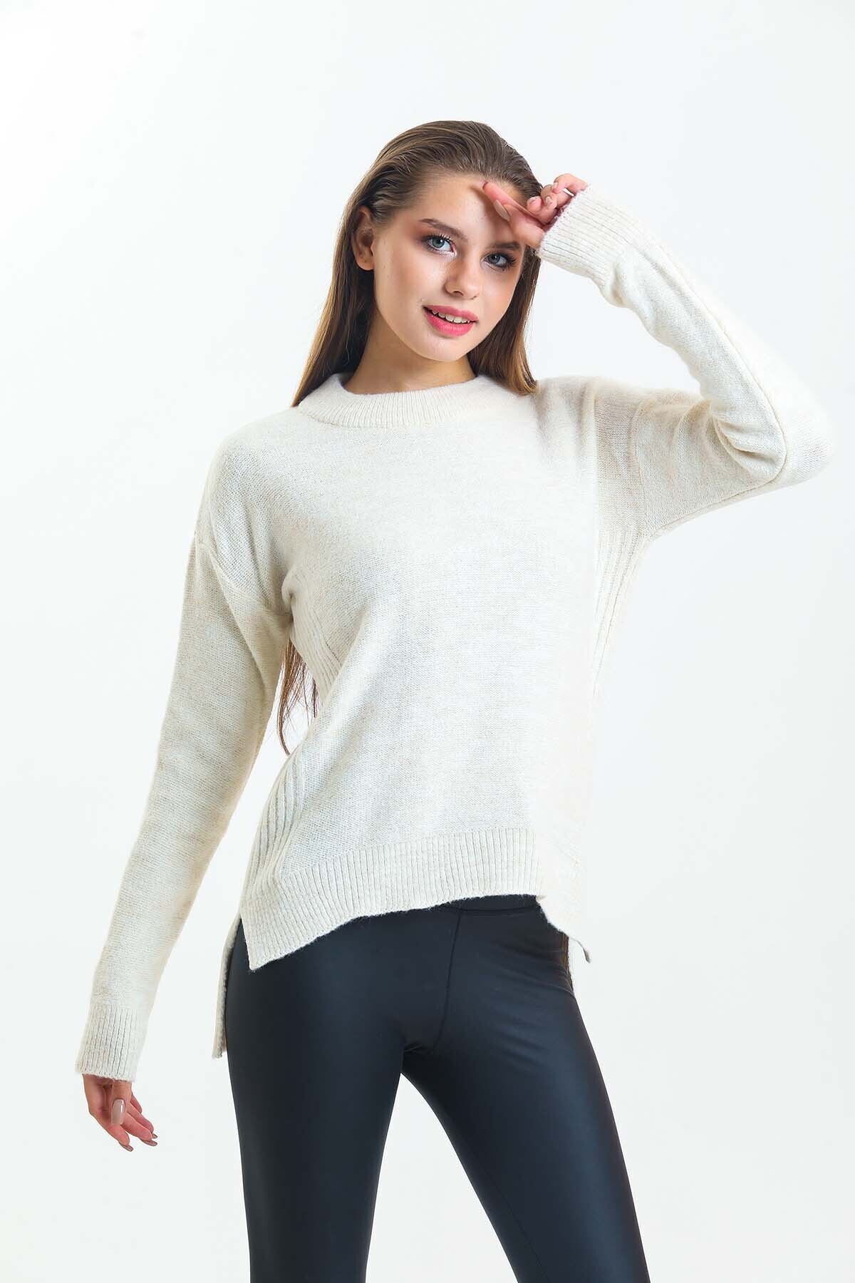 Arkası Düğme Detaylı Önü Kısa Yarasa Kol Triko Kazak