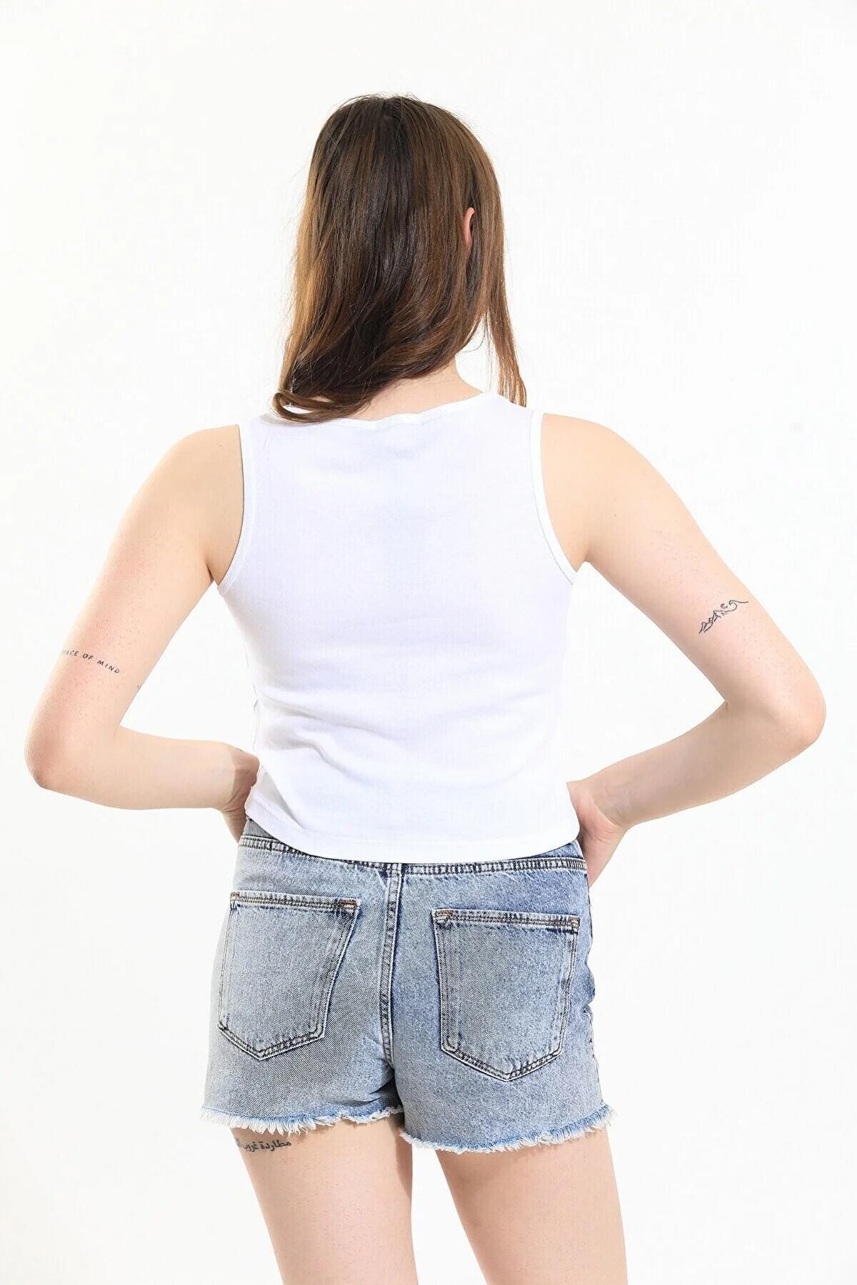 Geniş Yaka Nakış Detaylı Atlet