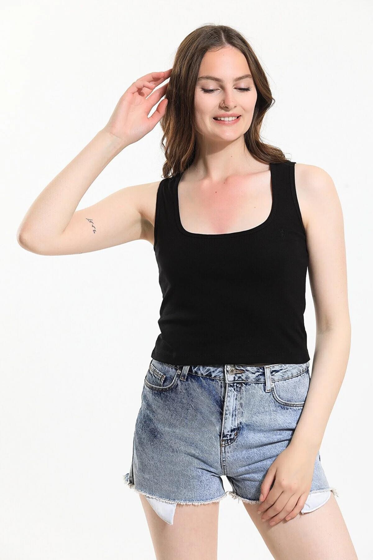 Geniş Yaka Nakış Detaylı Atlet