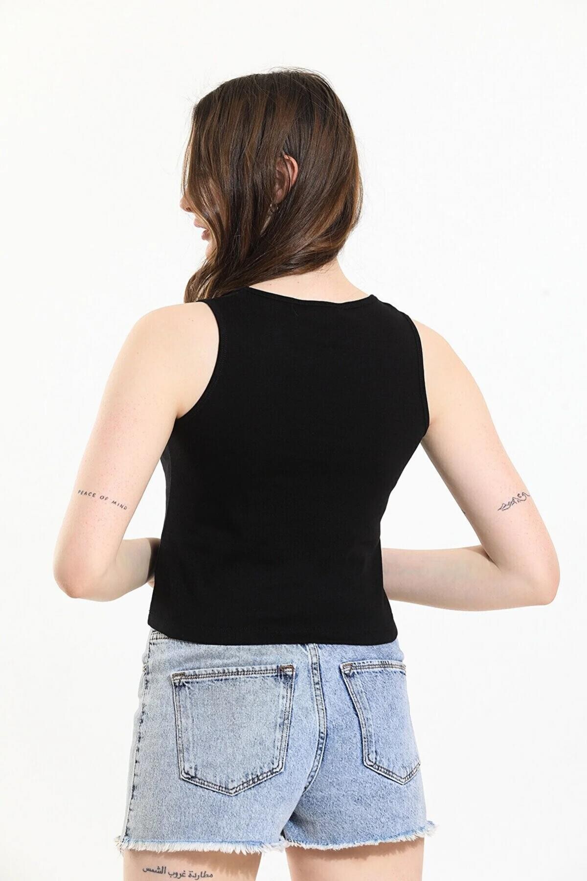 Geniş Yaka Nakış Detaylı Atlet