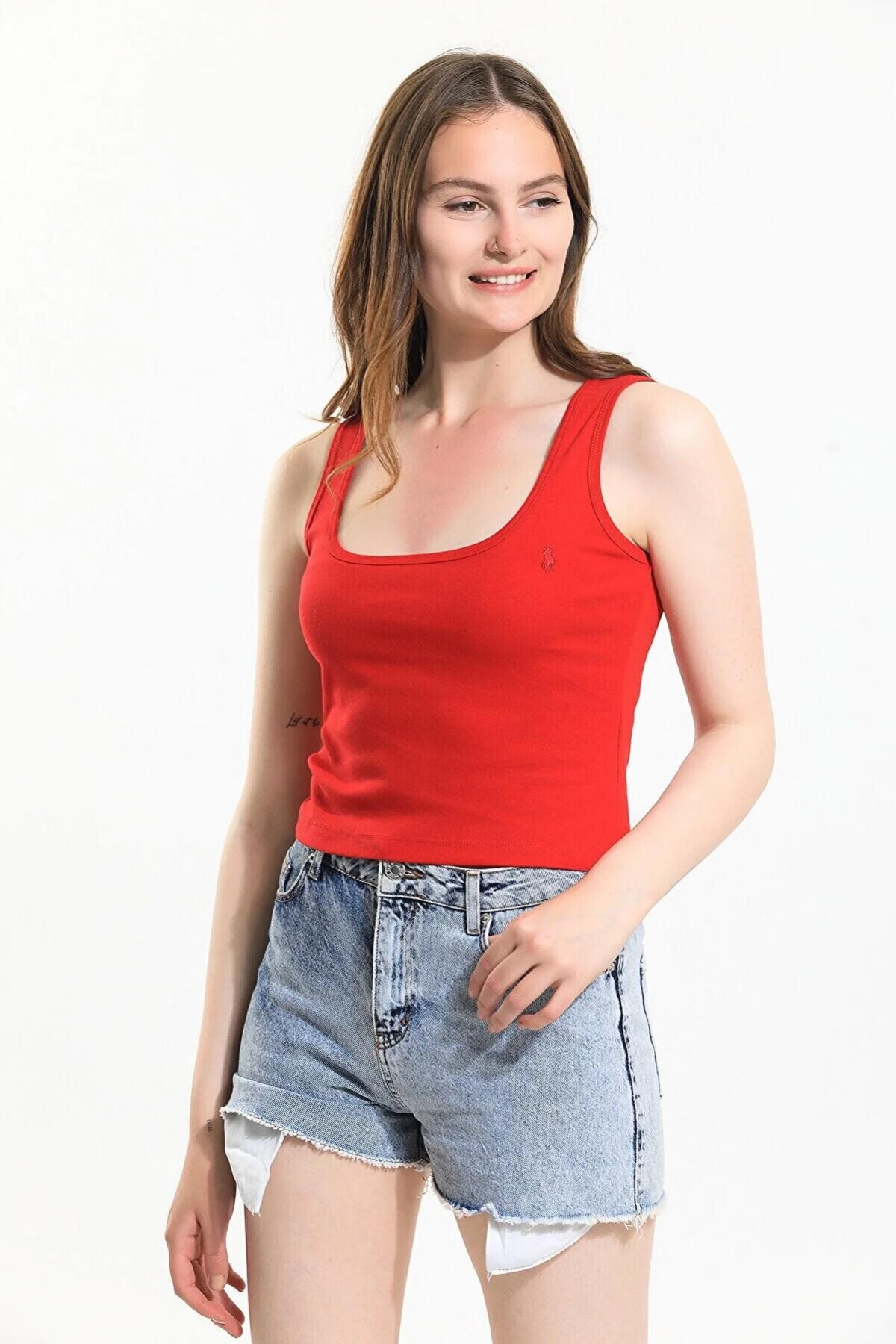 Geniş Yaka Nakış Detaylı Atlet