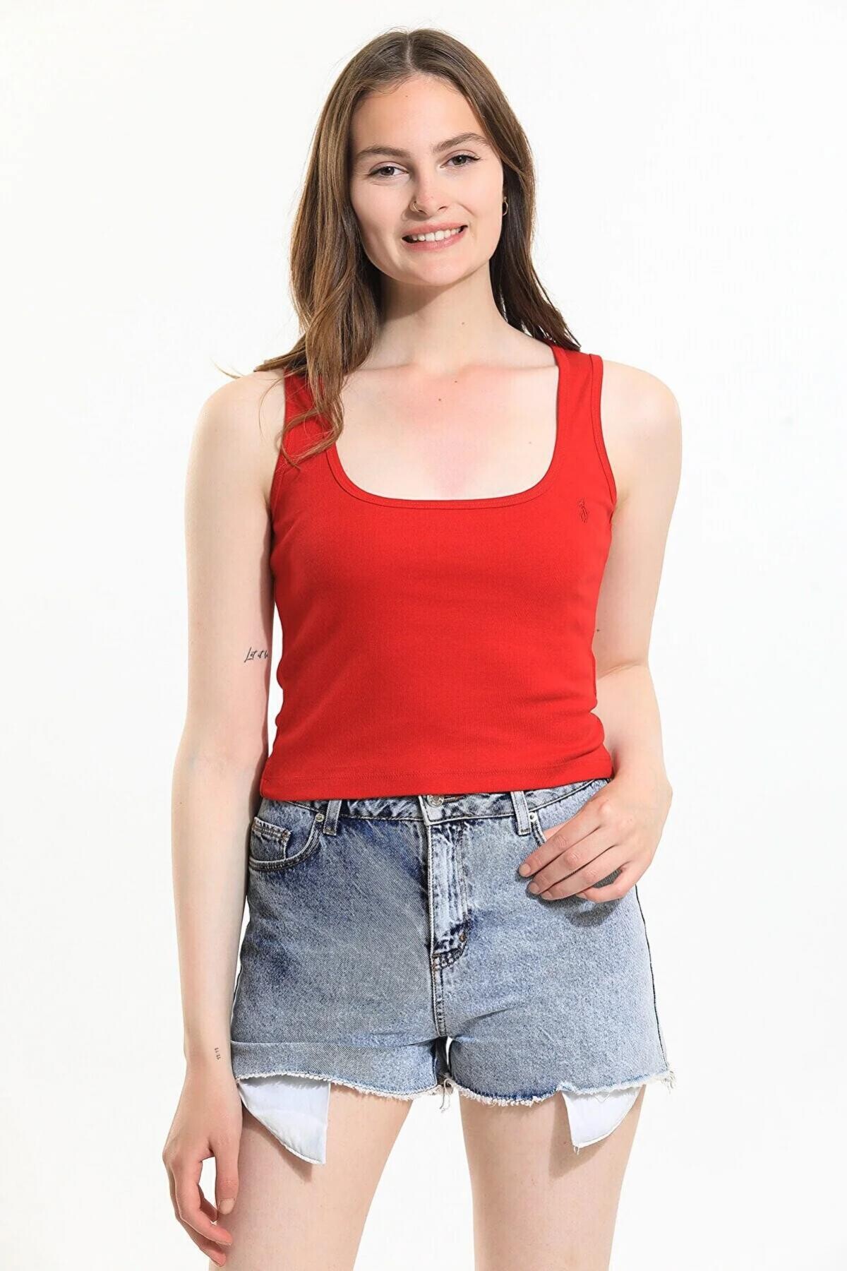 Geniş Yaka Nakış Detaylı Atlet