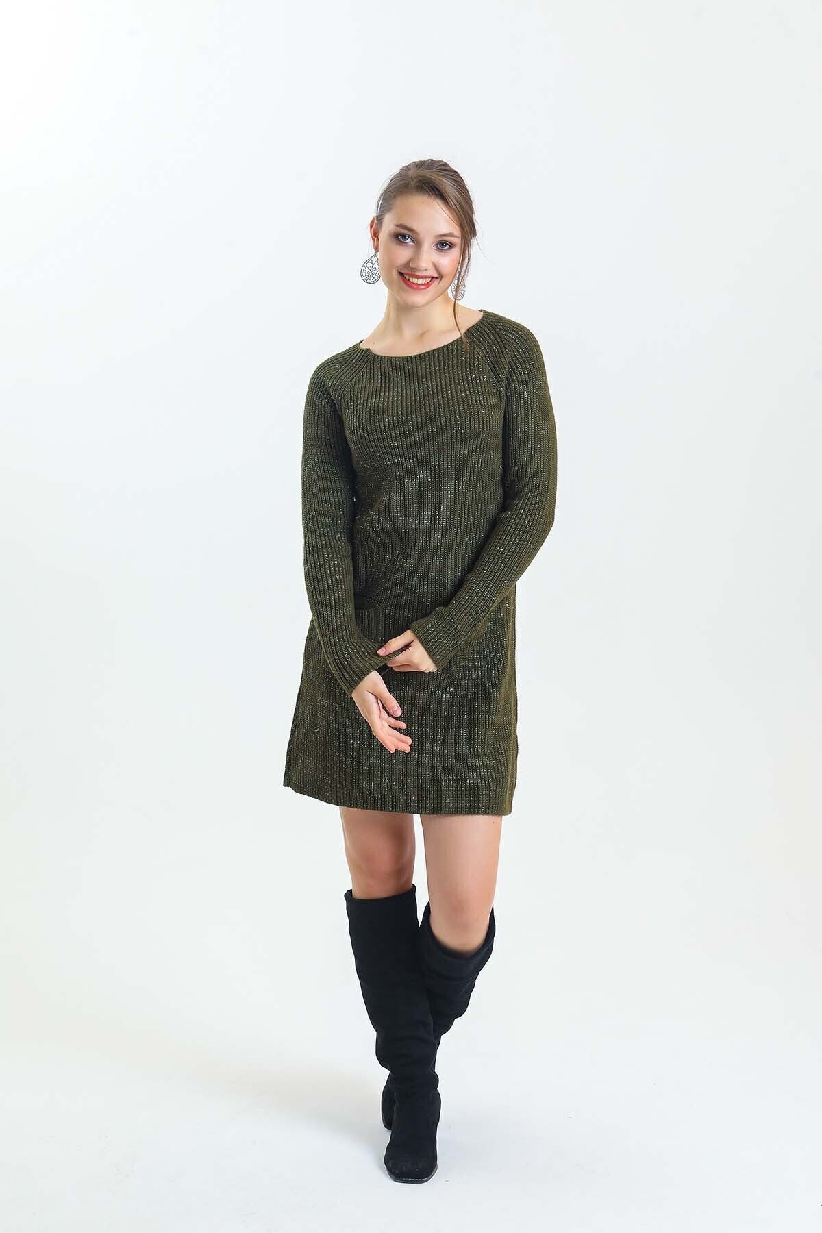 Geniş Yaka Önü Cepli Simli Uzun Kol Triko Elbise