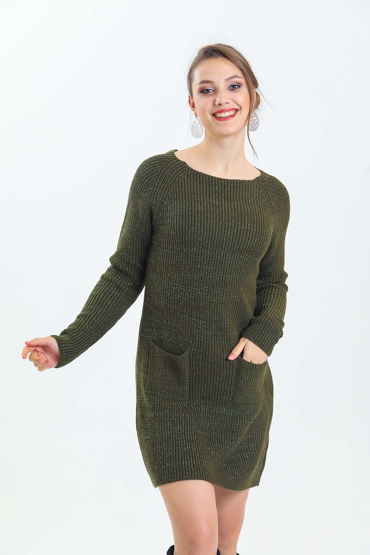 Geniş Yaka Önü Cepli Simli Uzun Kol Triko Elbise