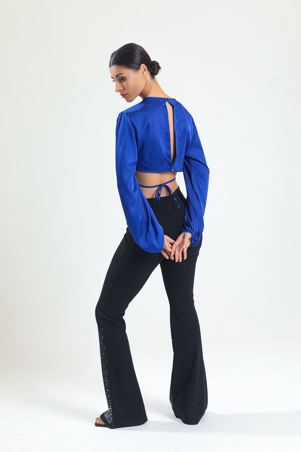 KADIN Balon Kol Eteği Bağcıklı Saten Crop Bluz