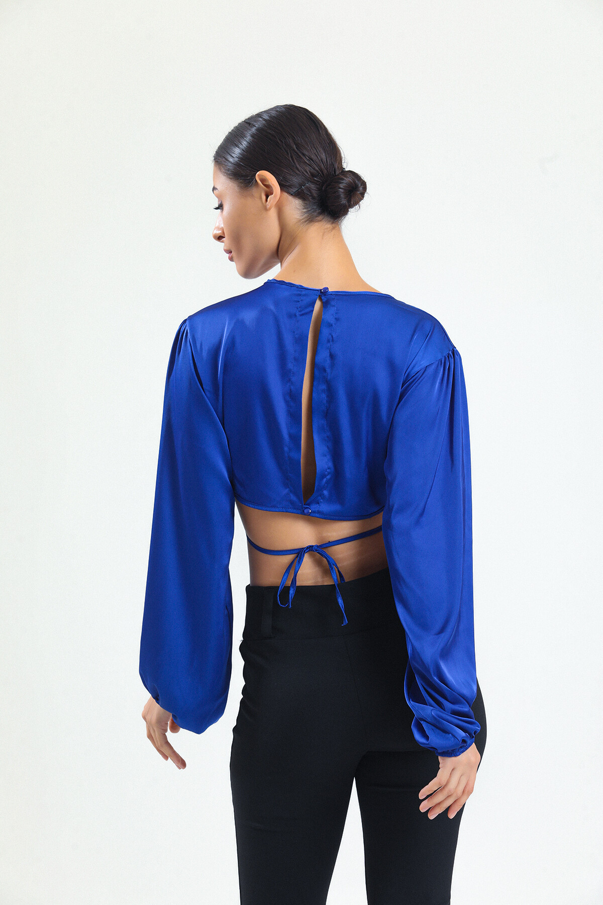 KADIN Balon Kol Eteği Bağcıklı Saten Crop Bluz