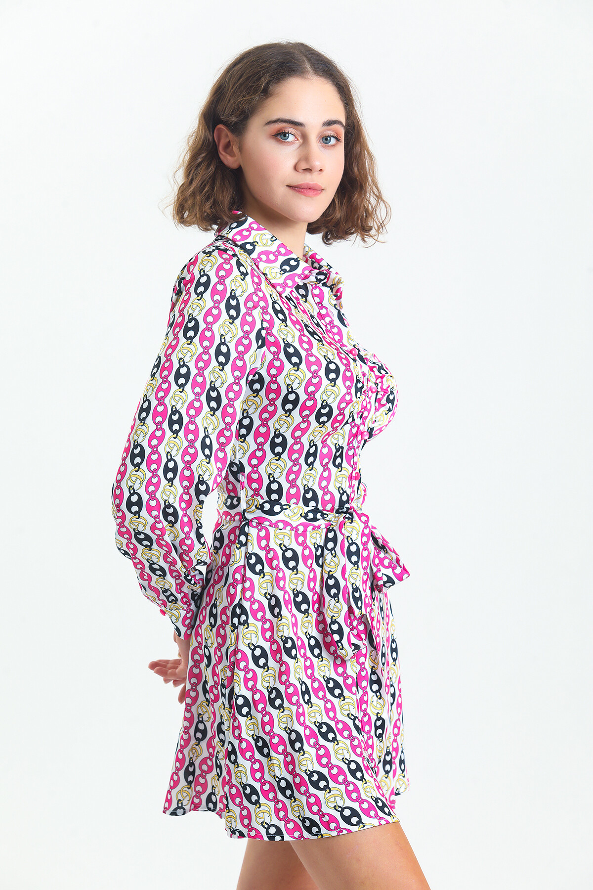 Kadın Gömlek Yaka Robası Büzgülü Düğmeli Kuşaklı Desenli Saten Kısa Elbise