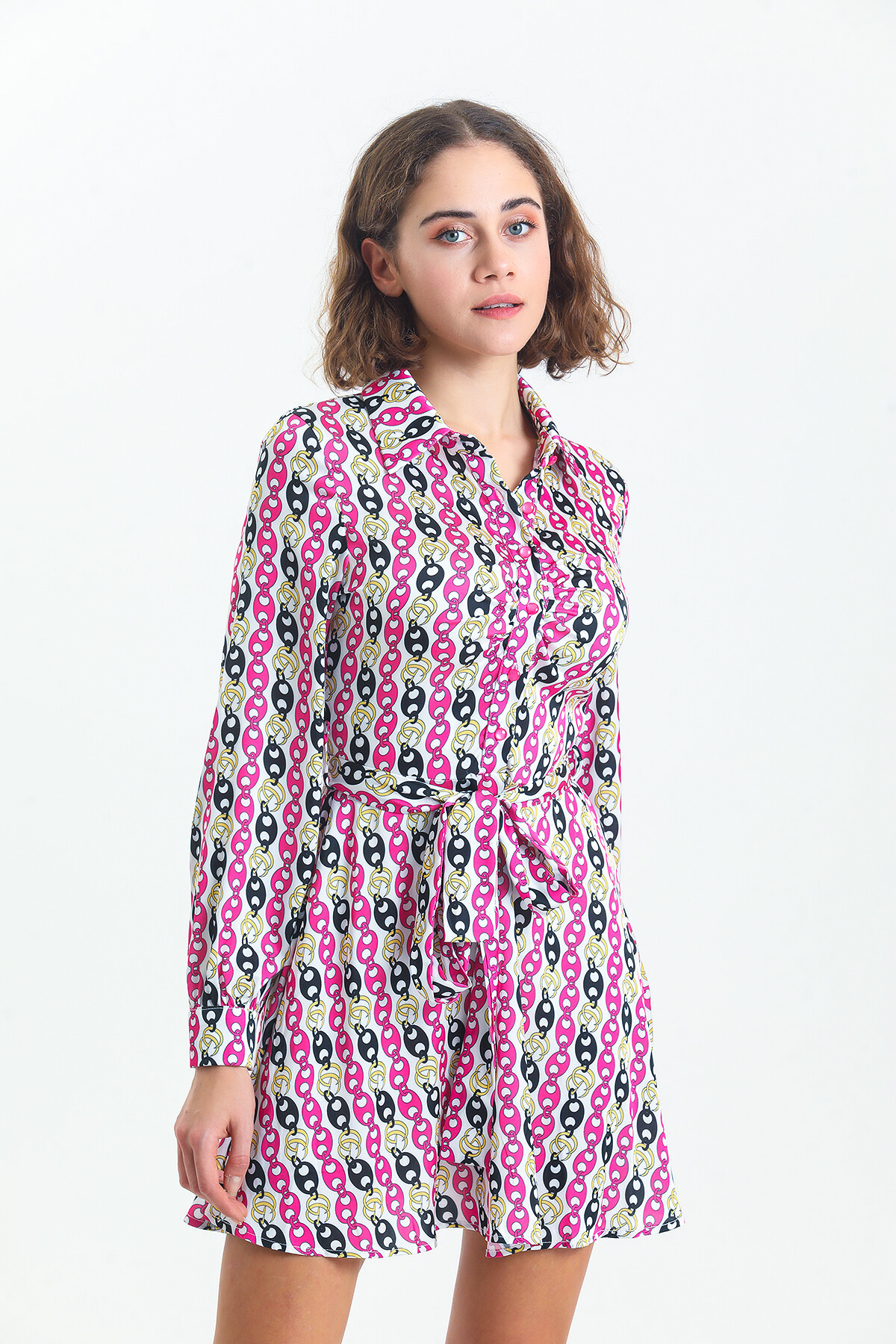 Kadın Gömlek Yaka Robası Büzgülü Düğmeli Kuşaklı Desenli Saten Kısa Elbise