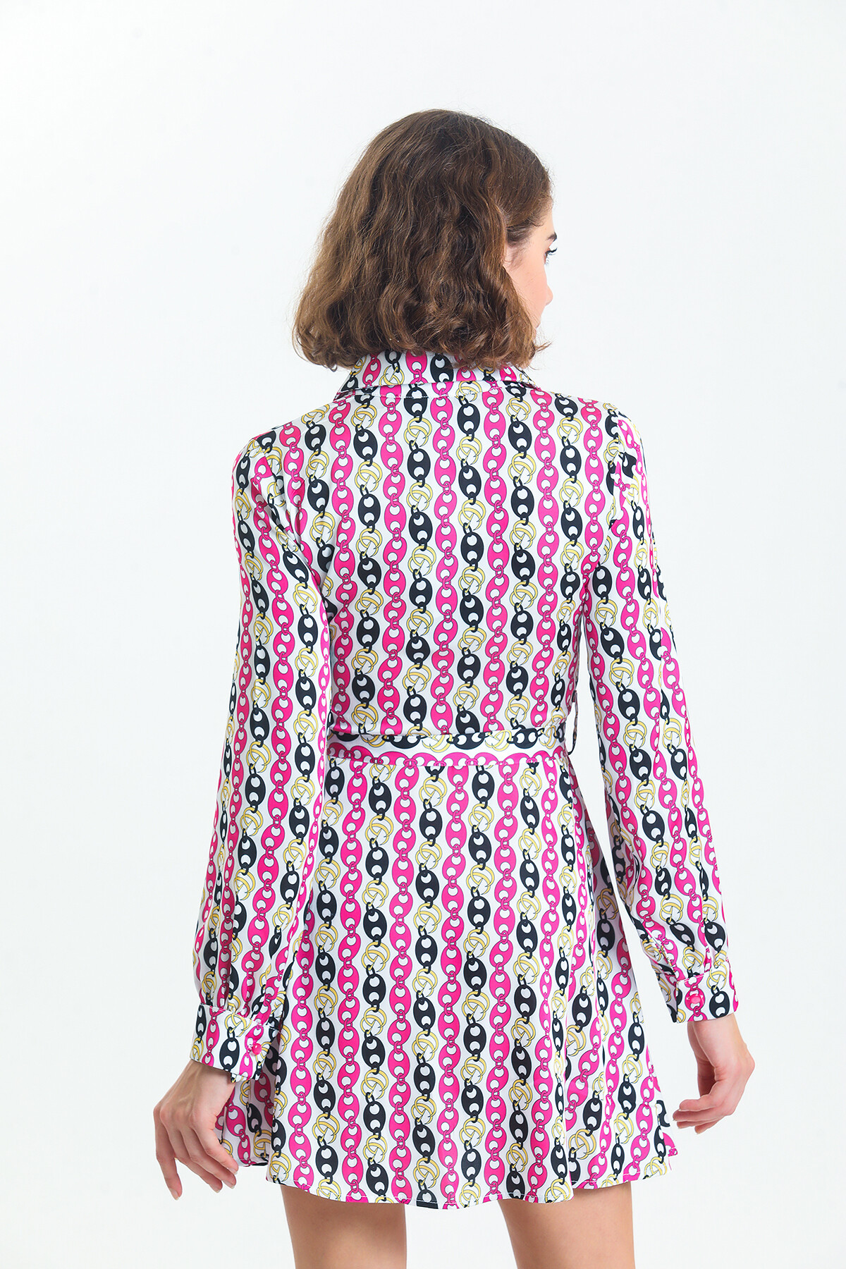 Kadın Gömlek Yaka Robası Büzgülü Düğmeli Kuşaklı Desenli Saten Kısa Elbise