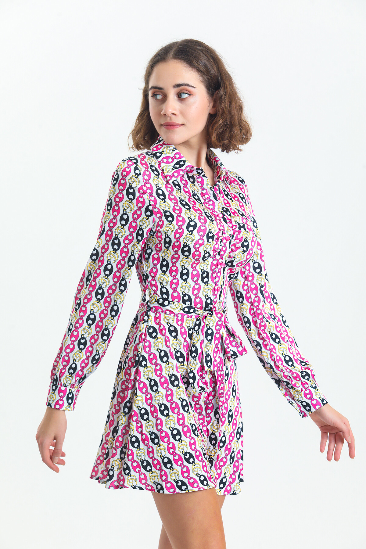 Kadın Gömlek Yaka Robası Büzgülü Düğmeli Kuşaklı Desenli Saten Kısa Elbise