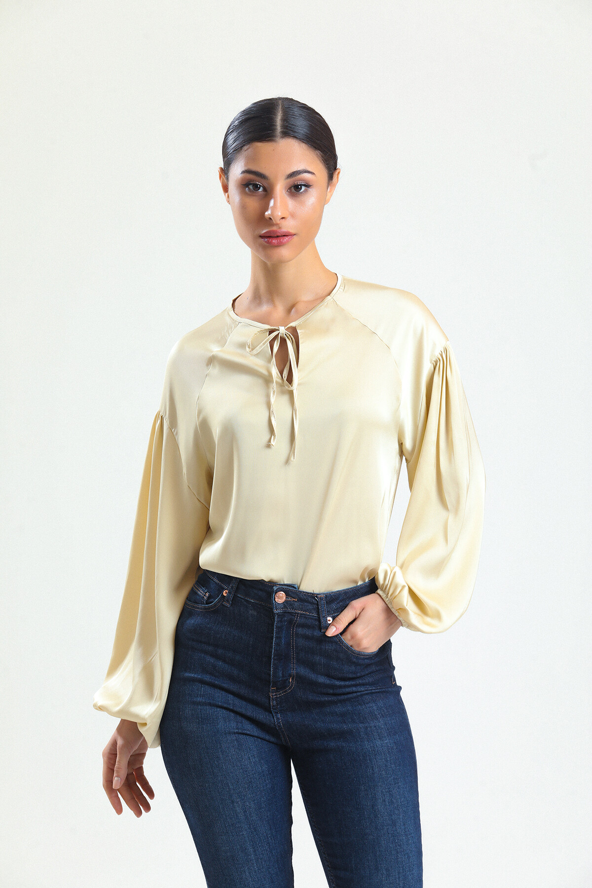 KADIN Yakası Bağcıklı Kolları Lastikli Saten Bluz