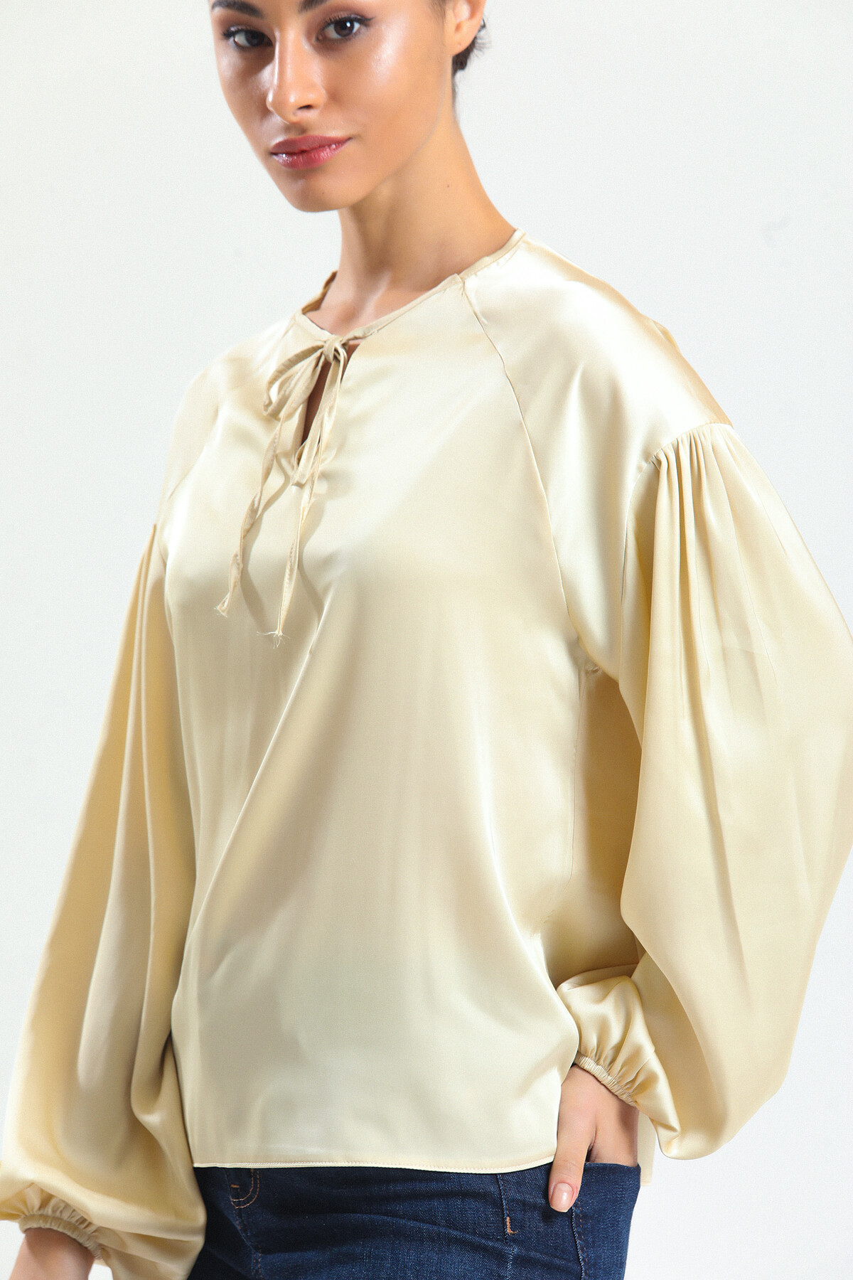 KADIN Yakası Bağcıklı Kolları Lastikli Saten Bluz