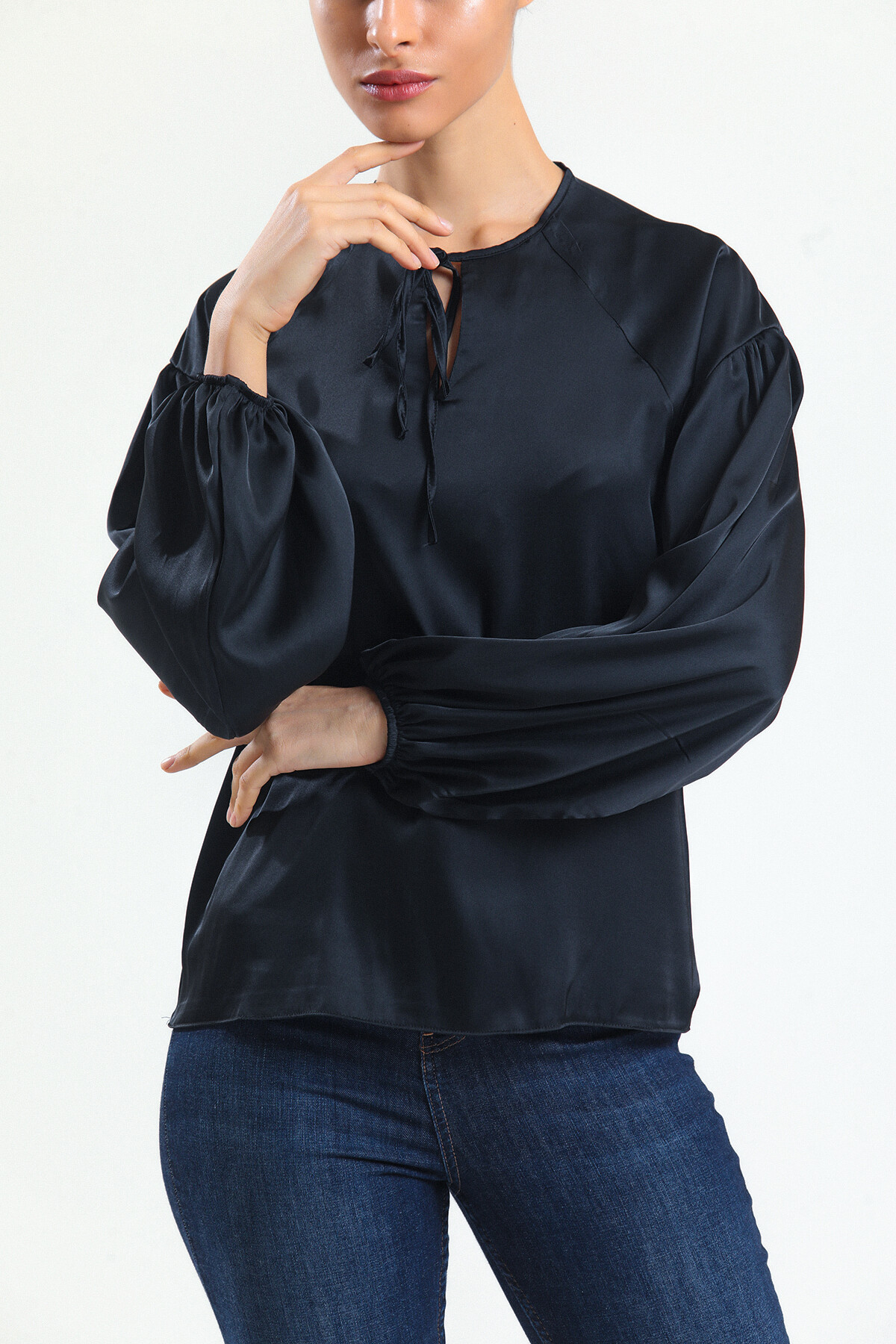 KADIN Yakası Bağcıklı Kolları Lastikli Saten Bluz