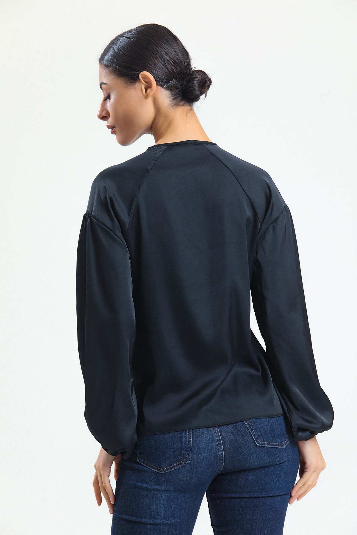 KADIN Yakası Bağcıklı Kolları Lastikli Saten Bluz