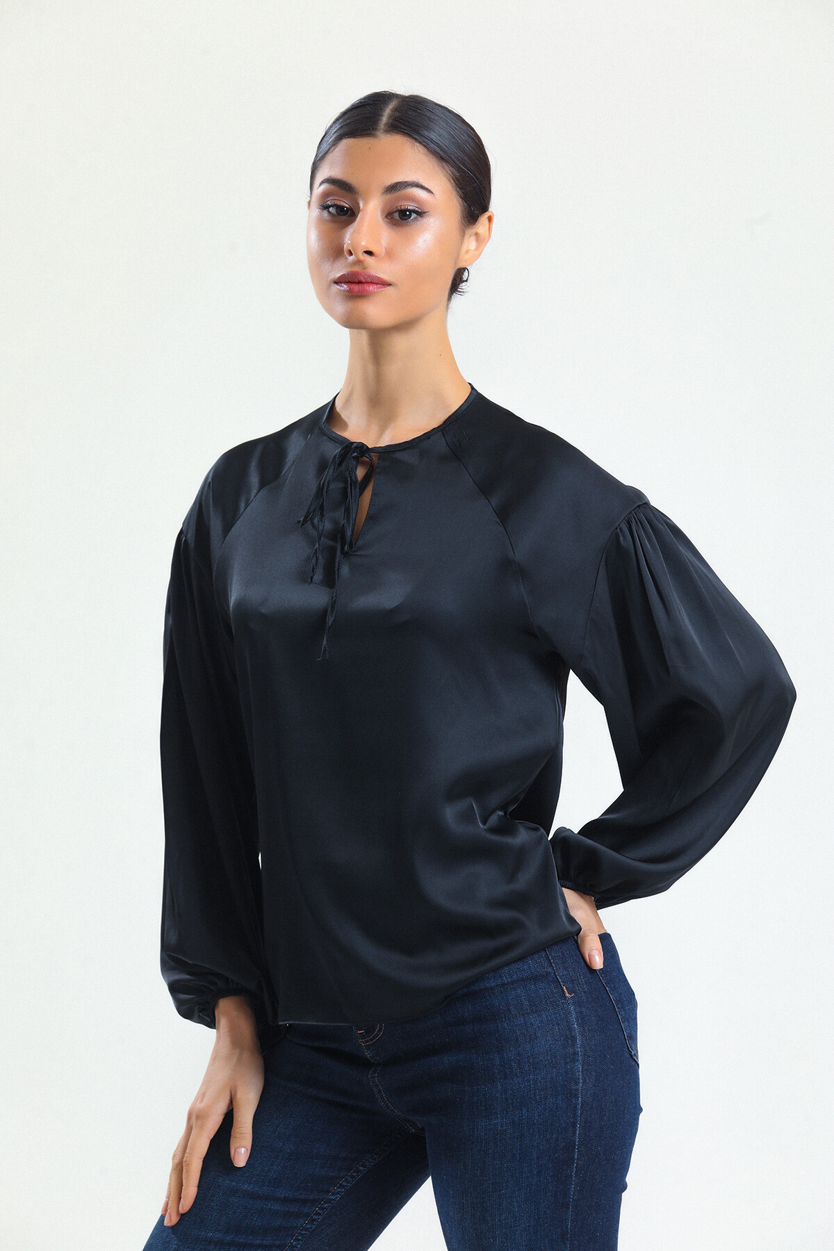 KADIN Yakası Bağcıklı Kolları Lastikli Saten Bluz