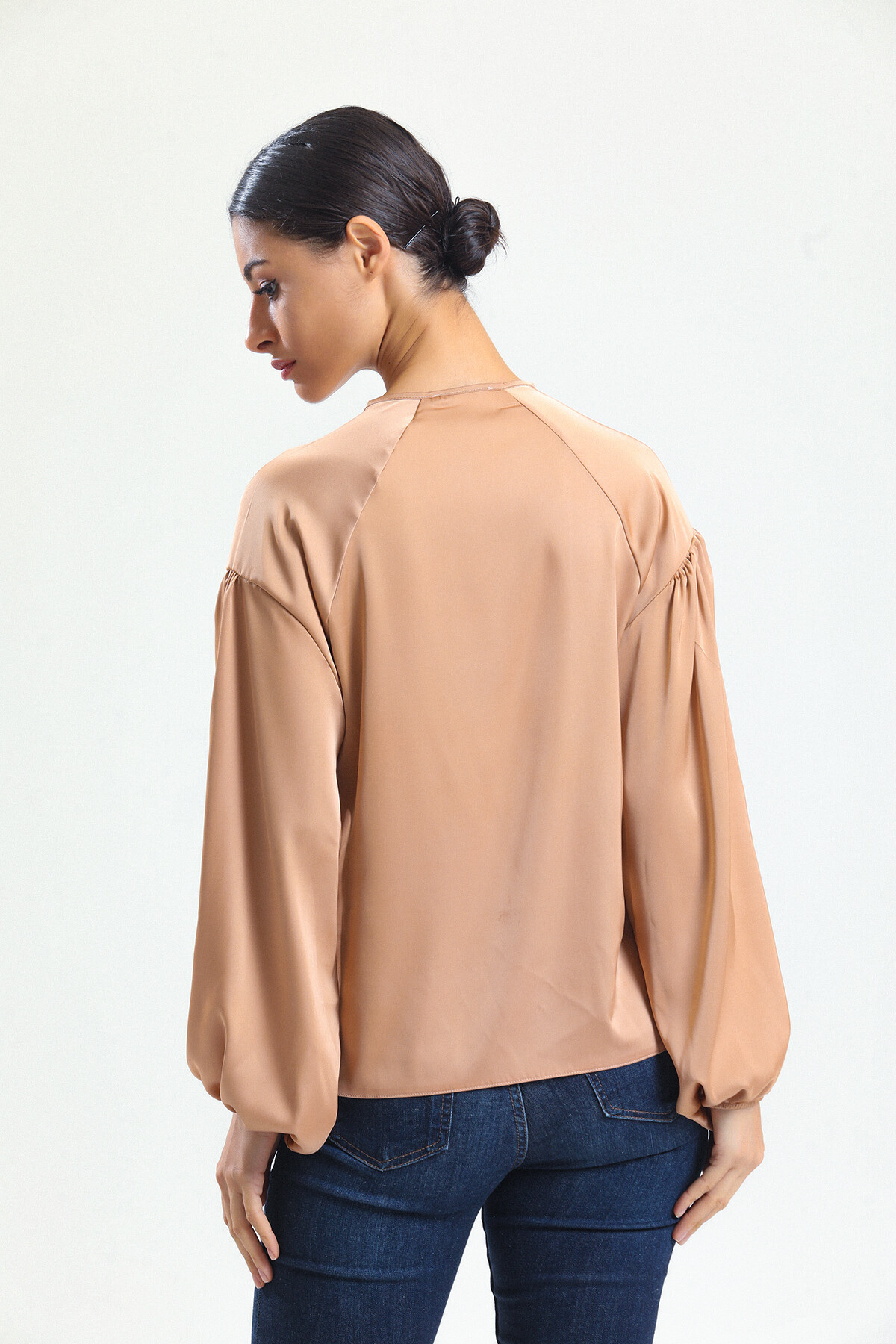 KADIN Yakası Bağcıklı Kolları Lastikli Saten Bluz