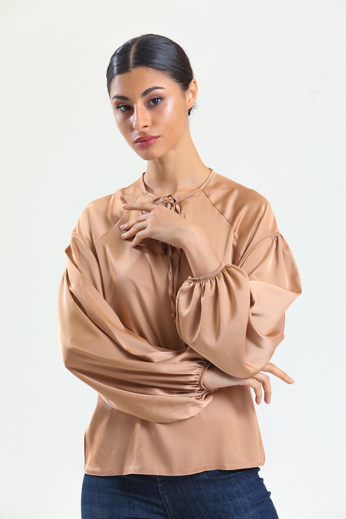 KADIN Yakası Bağcıklı Kolları Lastikli Saten Bluz