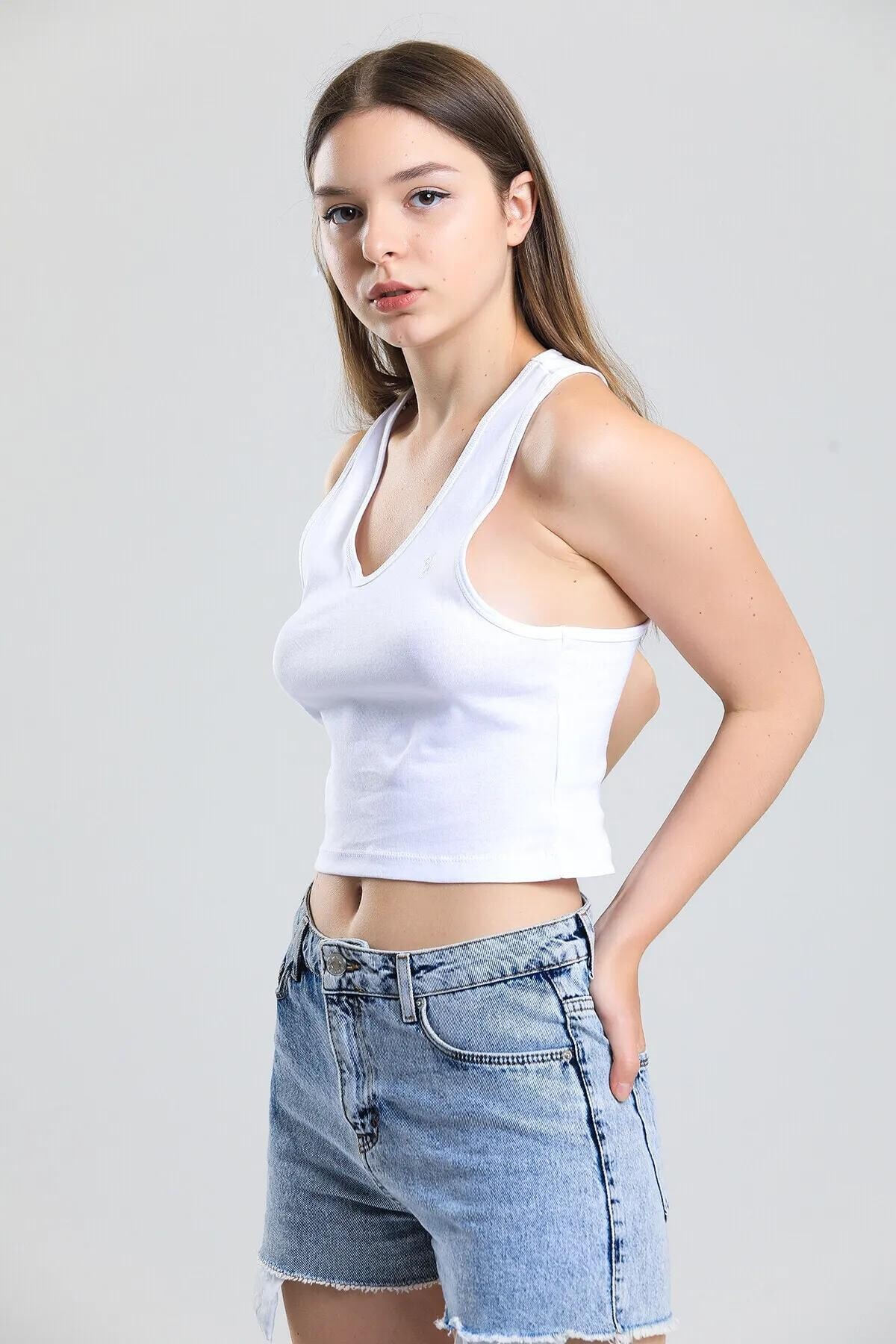 U Yaka Nakış Detaylı Atlet