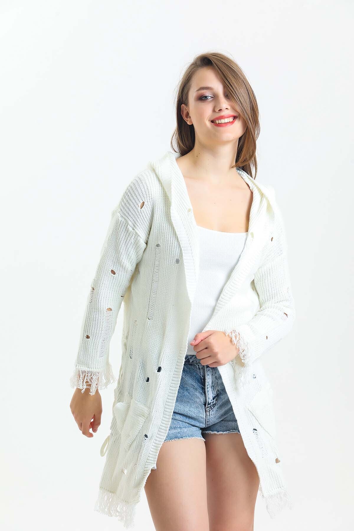 Yarasa Kol Yanları Bağcıklı Kolları ve Eteği Püsküllü Kapuşonlu Triko Uzun Hırka