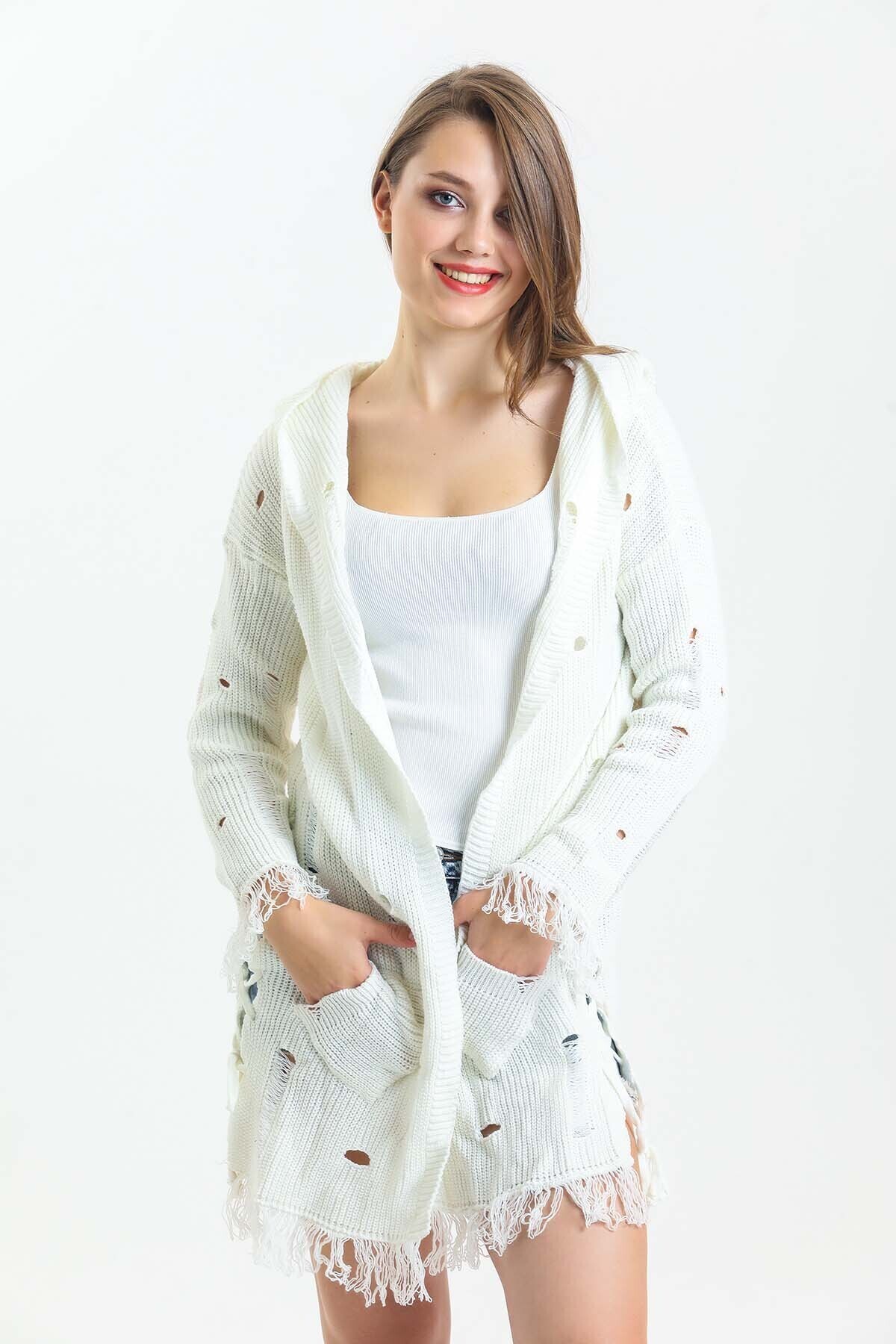 Yarasa Kol Yanları Bağcıklı Kolları ve Eteği Püsküllü Kapuşonlu Triko Uzun Hırka