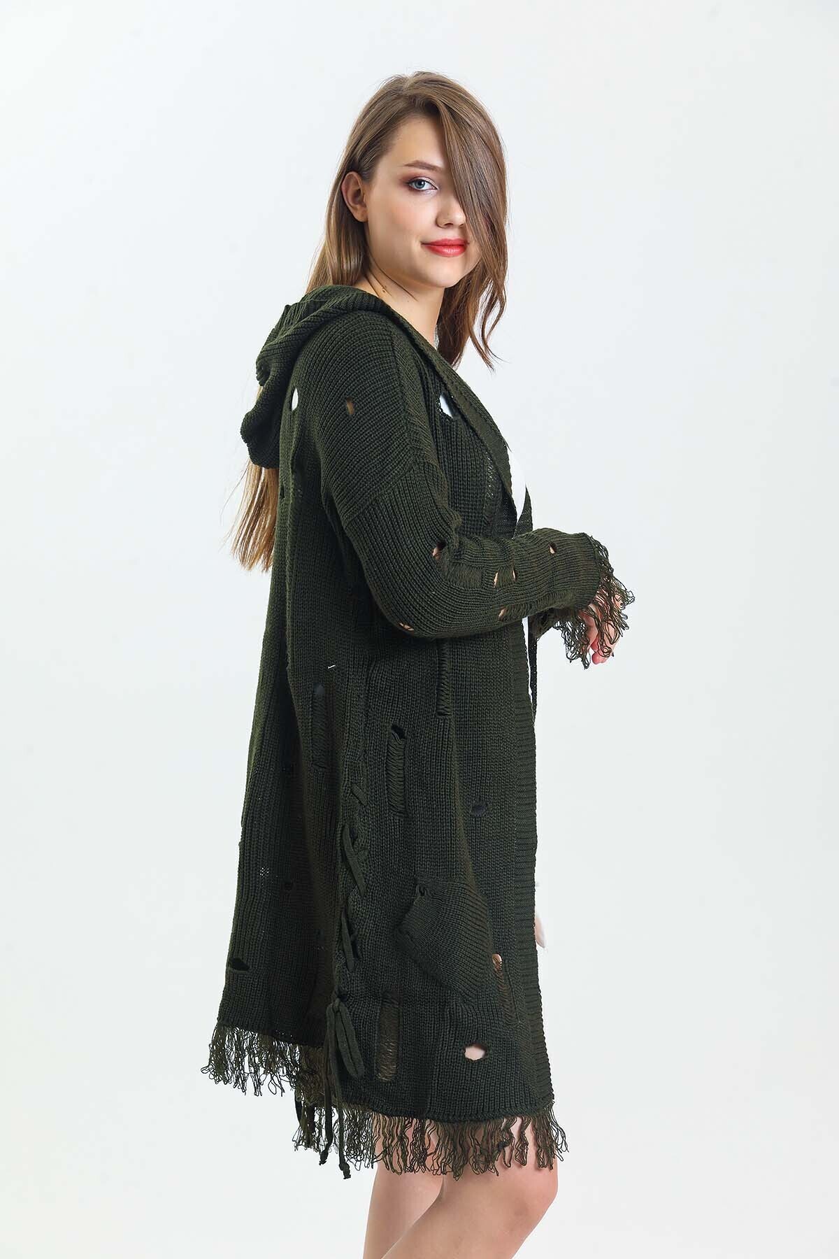 Yarasa Kol Yanları Bağcıklı Kolları ve Eteği Püsküllü Kapuşonlu Triko Uzun Hırka