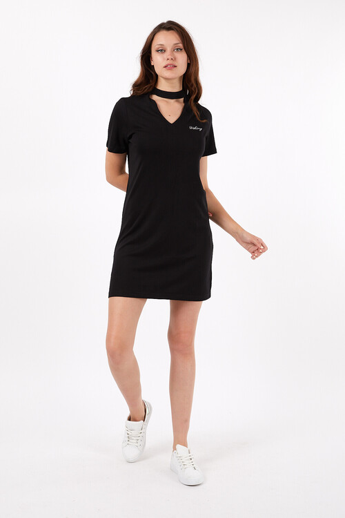 Bisiklet Yaka Dekolteli Sırtı Fermuarlı Nakış Detaylı Yarım Kol Kısa Elbise