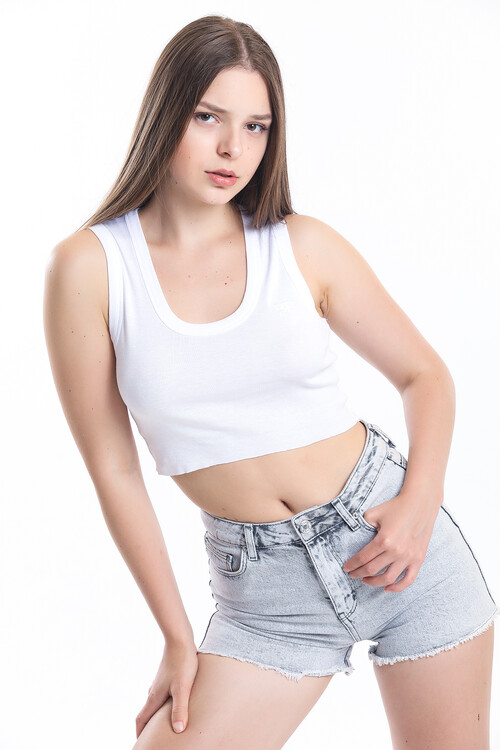 U Yaka Nakış Detaylı Kolsuz Crop Bluz