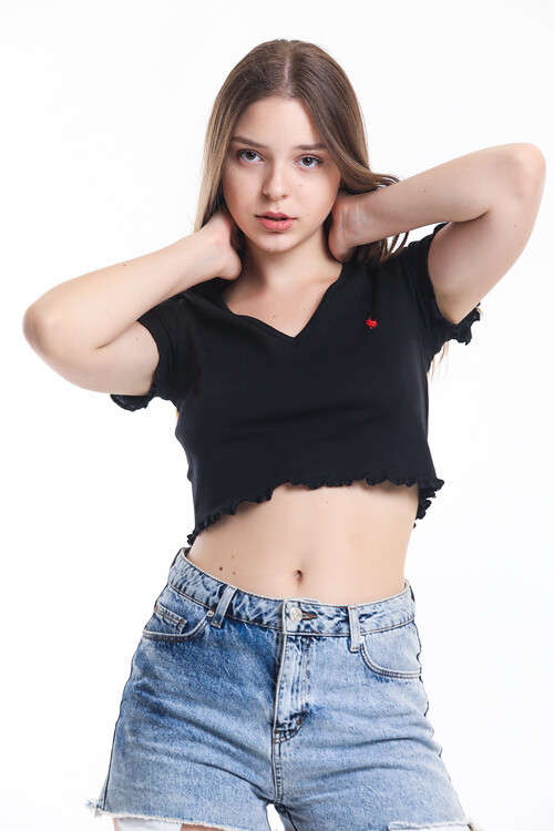 V Yaka Kolu ve Eteği Büzgülü Crop Bluz