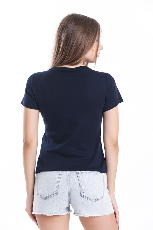 Yakası Çıtçıtlı Nakış Detaylı Tişört