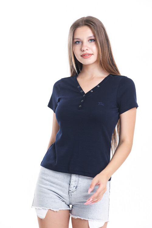 Yakası Çıtçıtlı Nakış Detaylı Tişört