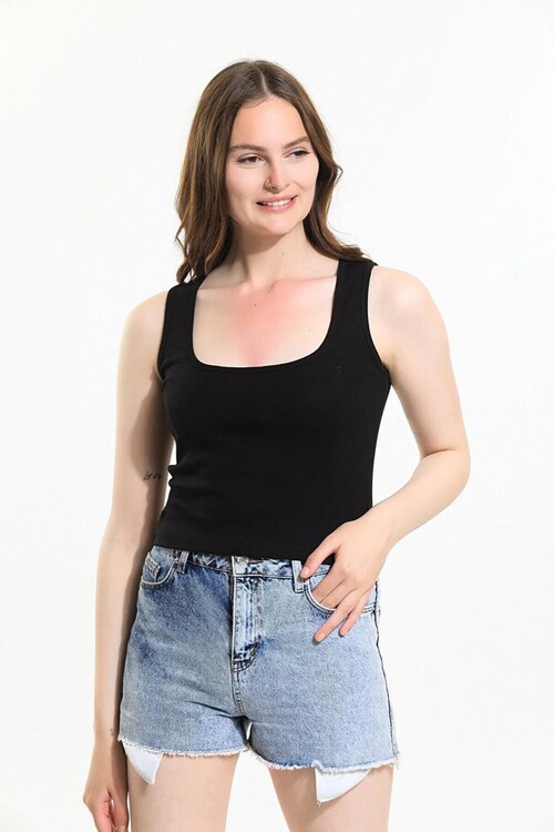 Geniş Yaka Nakış Detaylı Atlet