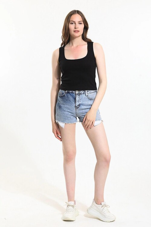 Geniş Yaka Nakış Detaylı Atlet