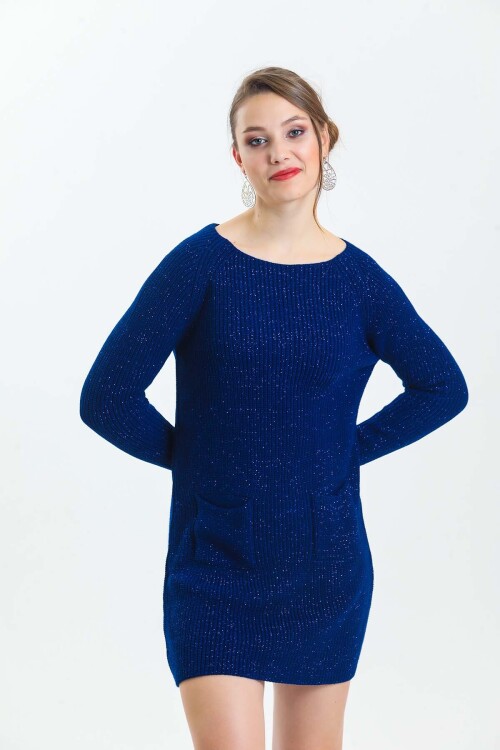 Geniş Yaka Önü Cepli Simli Uzun Kol Triko Elbise