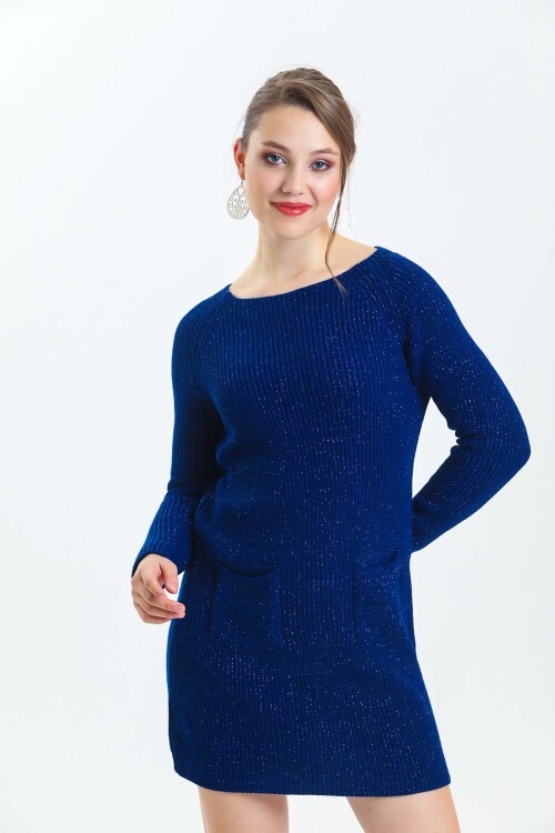 Geniş Yaka Önü Cepli Simli Uzun Kol Triko Elbise