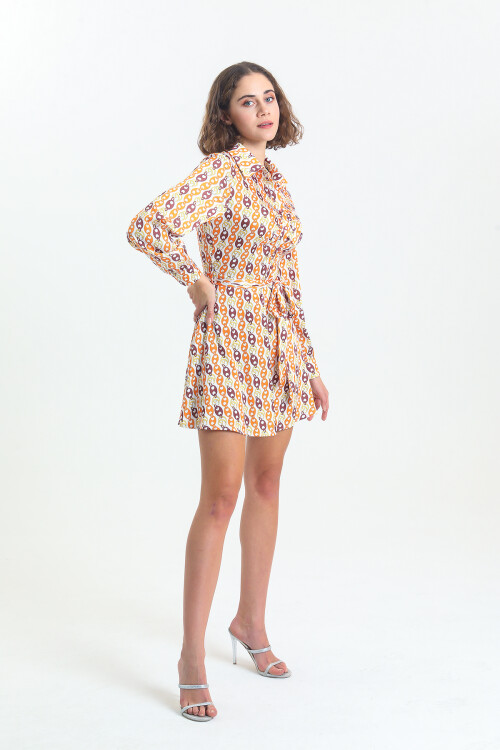 Kadın Gömlek Yaka Robası Büzgülü Düğmeli Kuşaklı Desenli Saten Kısa Elbise