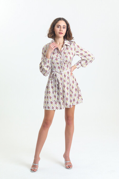 Kadın Gömlek Yaka Robası Büzgülü Düğmeli Kuşaklı Desenli Saten Kısa Elbise