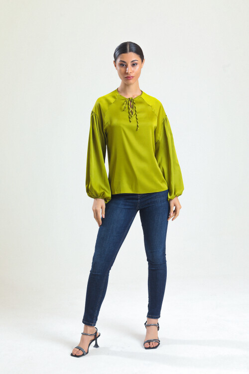 KADIN Yakası Bağcıklı Kolları Lastikli Saten Bluz