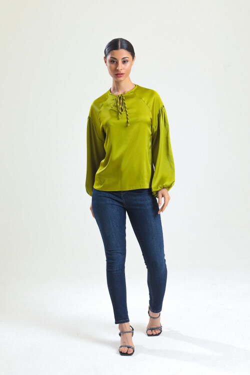 KADIN Yakası Bağcıklı Kolları Lastikli Saten Bluz