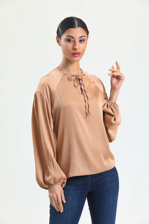 KADIN Yakası Bağcıklı Kolları Lastikli Saten Bluz